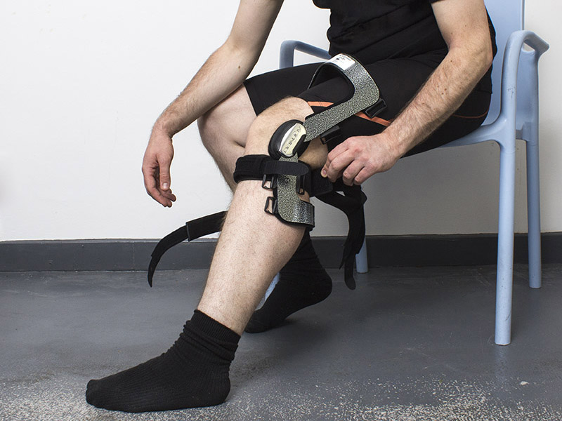 Fit the anti-migration band against the skin around your leg